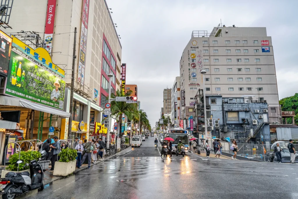 비내리는 국제거리 마키시 시장 입구