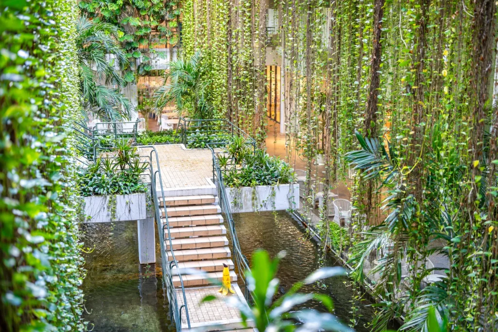 건물 내부와 외부가 연결된 정원