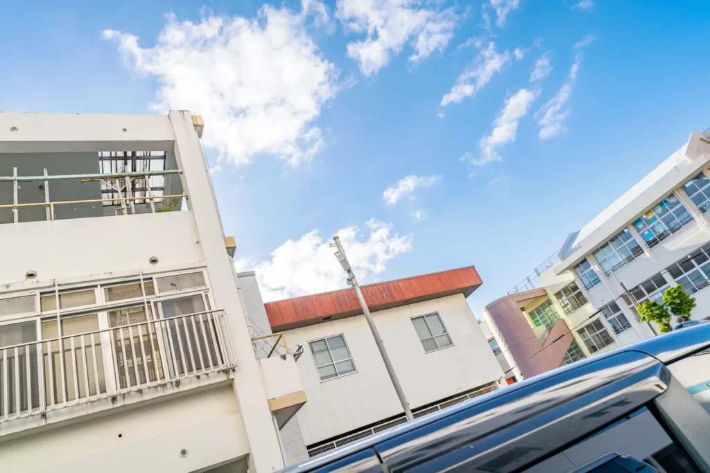 아침 오키나와 나하의 맑은 하늘 모습