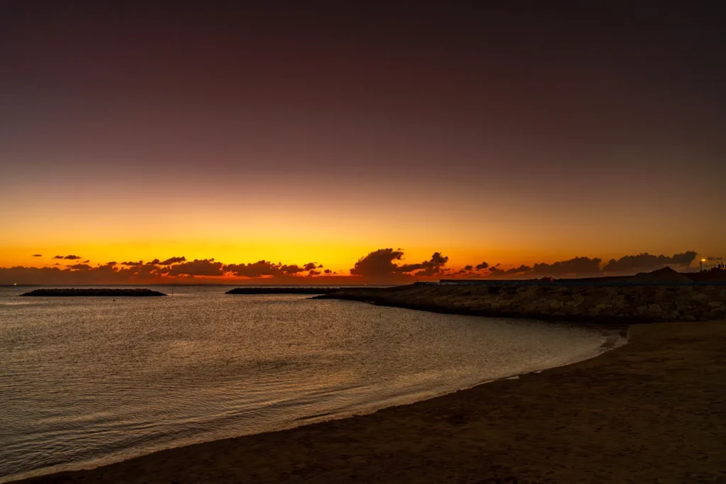 저녁 노을녘 이후 선셋 비치의 모습