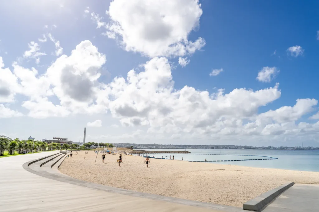 오전 아메리칸 빌리지 선셋 비치의 모습