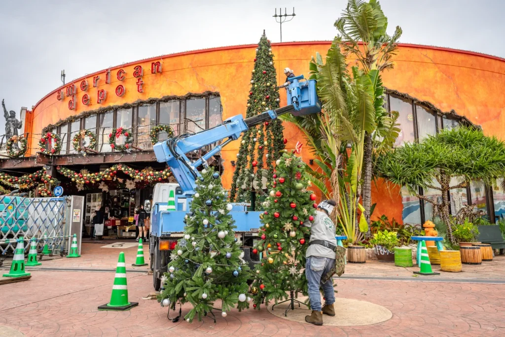 크리스마스 장식을 설치 중인 사람