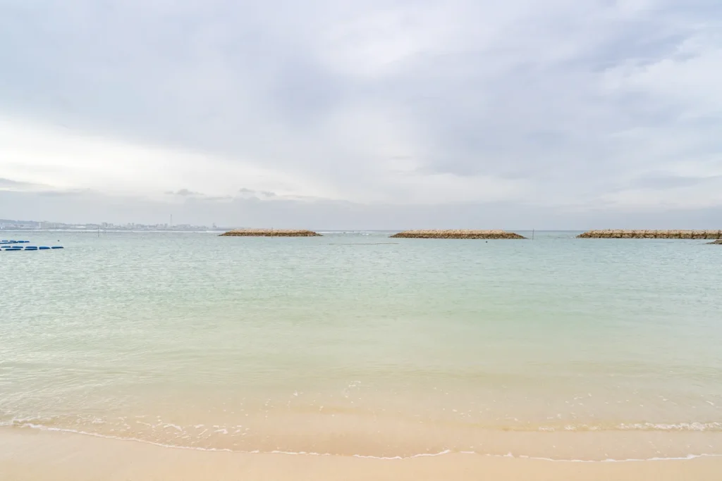 선셋 비치의 흐린 모습 먼 바다에는 파도가 높다