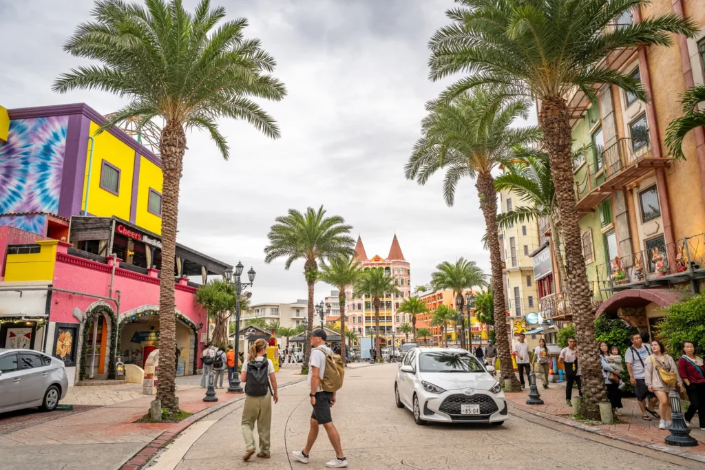 데포 아일랜드의 관광객들