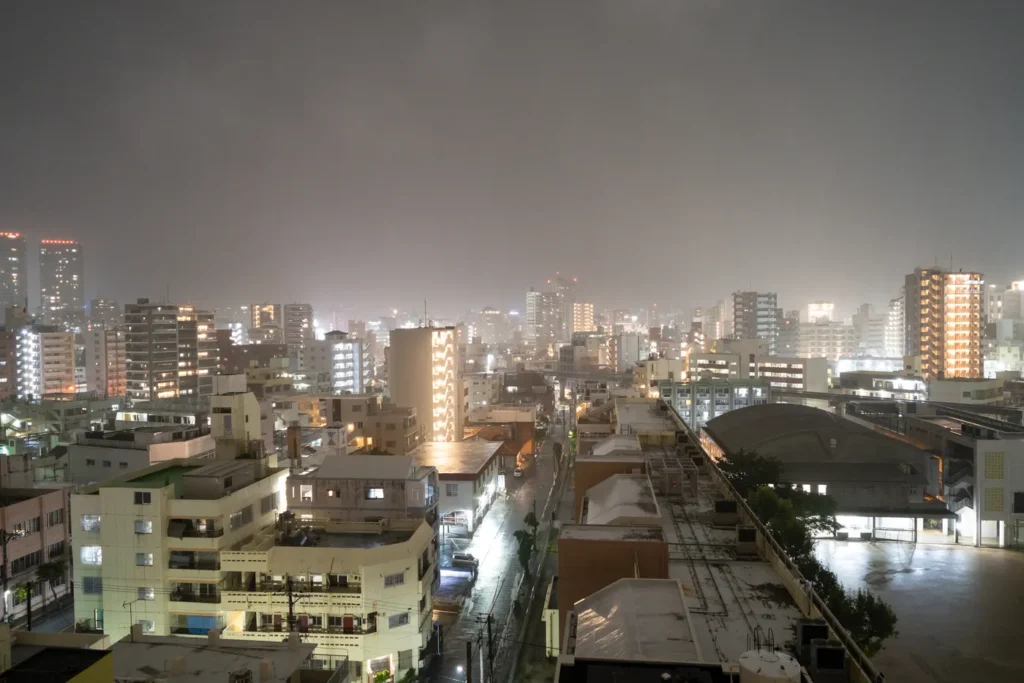 저녁 비가 내리는 오키나와 미에바시