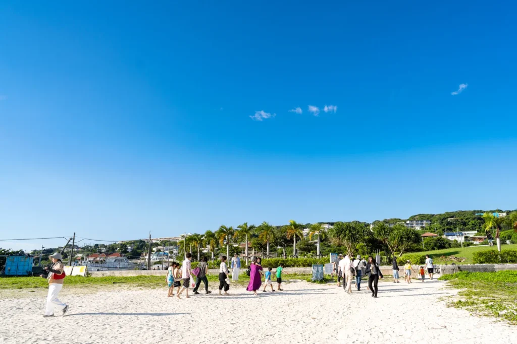 코우리 해변 관광객들