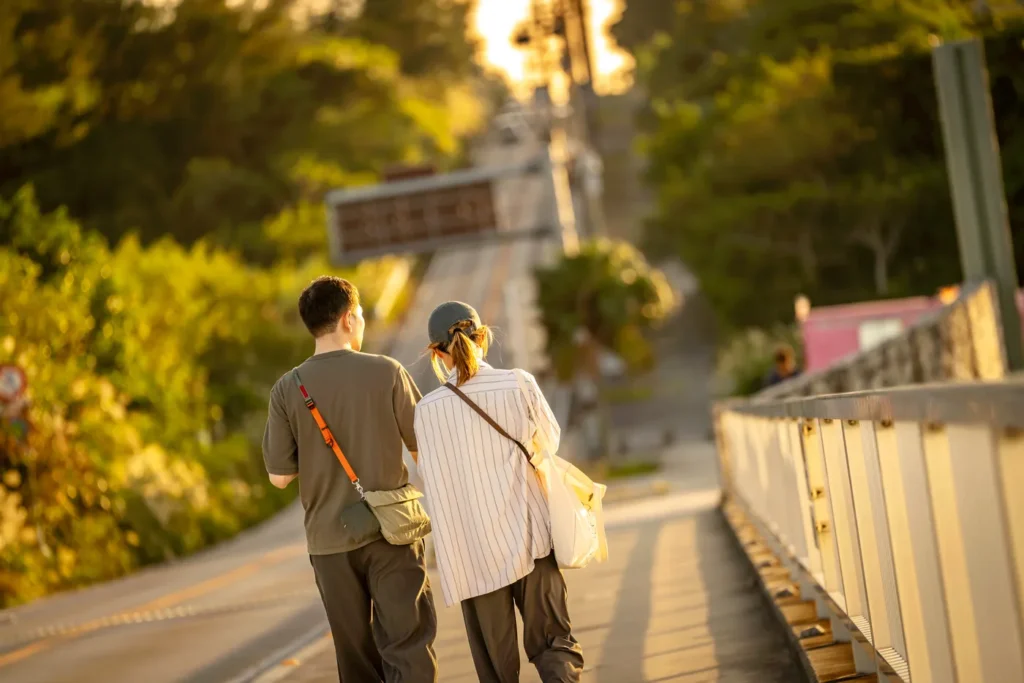 코우리 대교를 걷는 사람