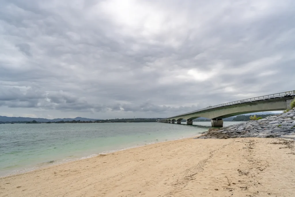 매우 흐린 코우리섬