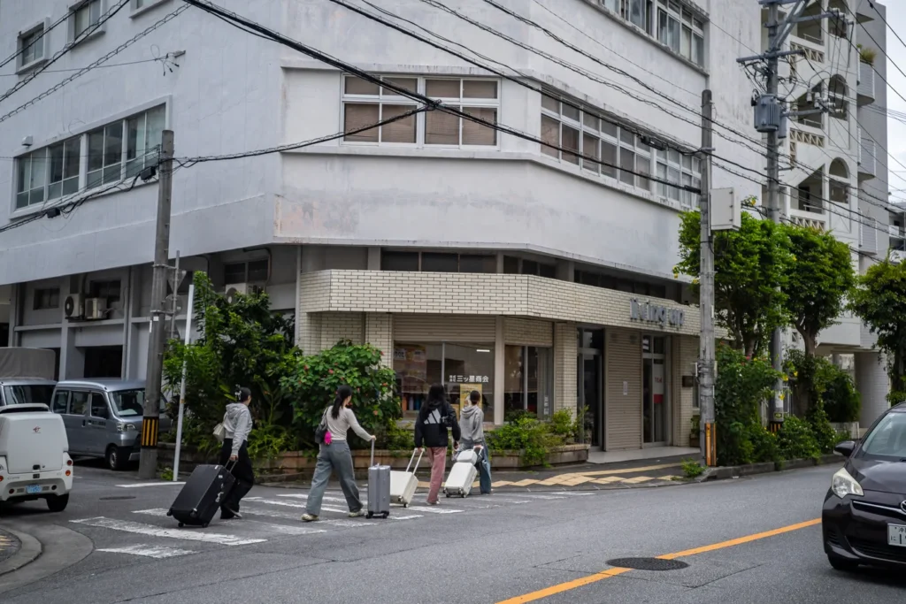 오키나와 오전의 모습 긴 옷 입은 여행객들