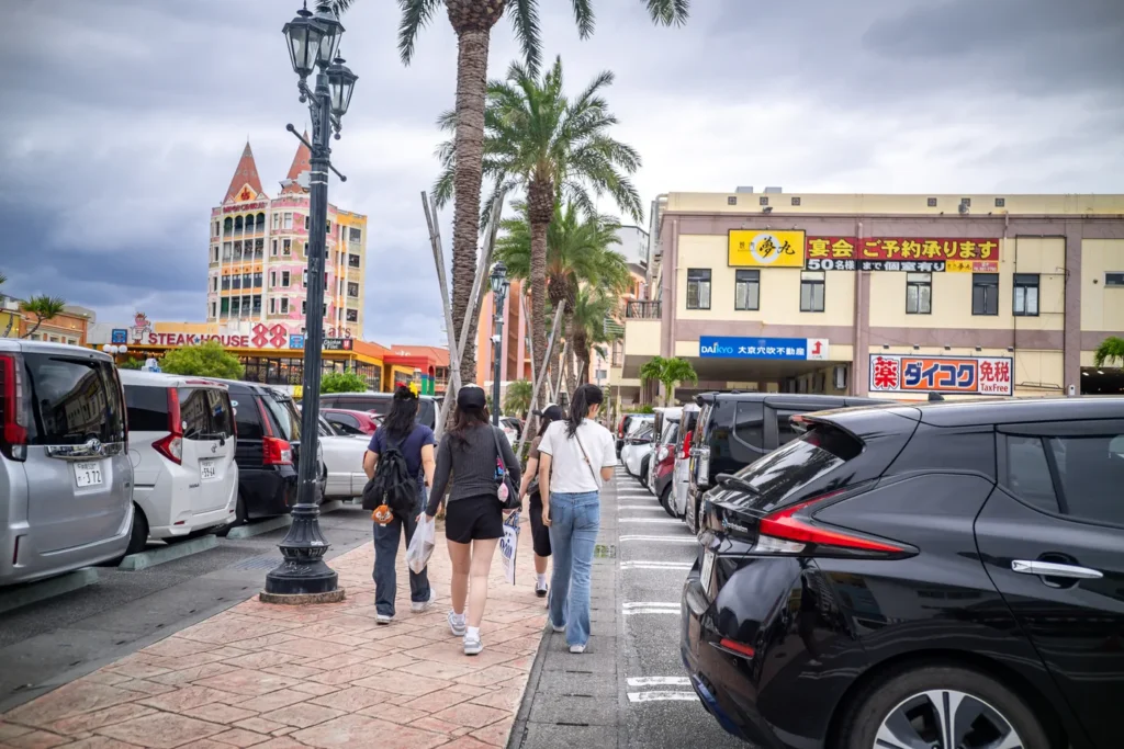 다양한 복장의 여성들