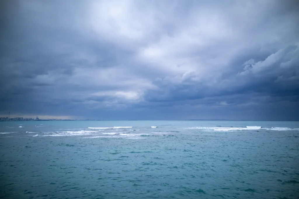 파도가 높은 아메리칸 빌리지 앞바다