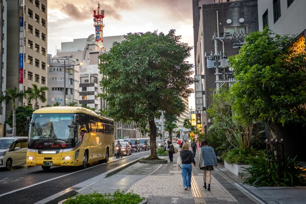 긴 옷을 입은 사람이 흔했던 오후