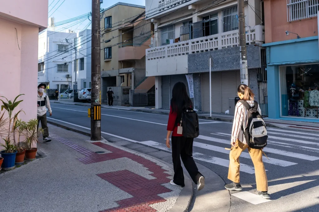아침 오키나와 미에바시 긴옷을 입은 사람들