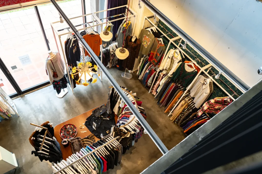 가을 옷이 진열된 옷가게