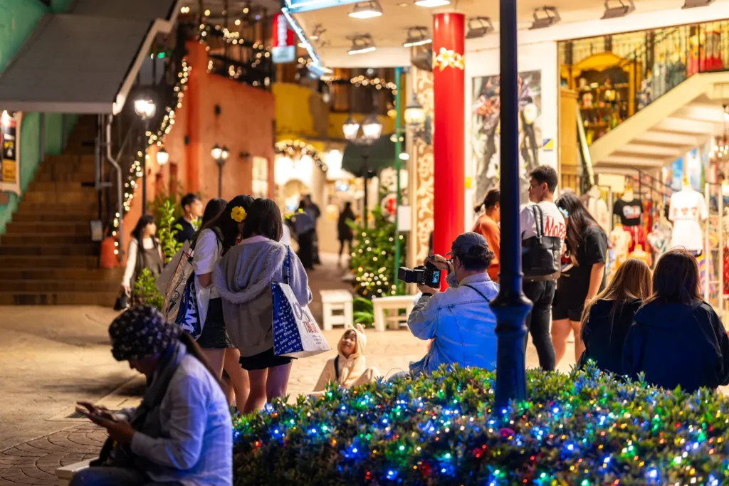 저녁 관광 중인 사람들