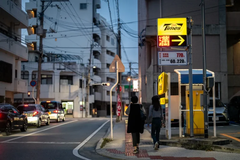 Okinawa weather on the evening of 27th November 2025: Women wearing long clothes.