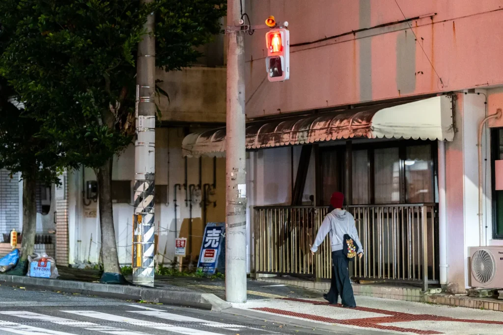 저녁 긴 옷을 입은 여성