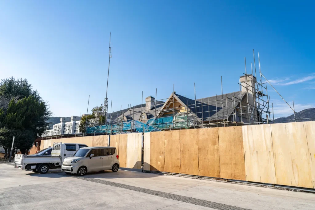 진해 간이역은 공사중이다.