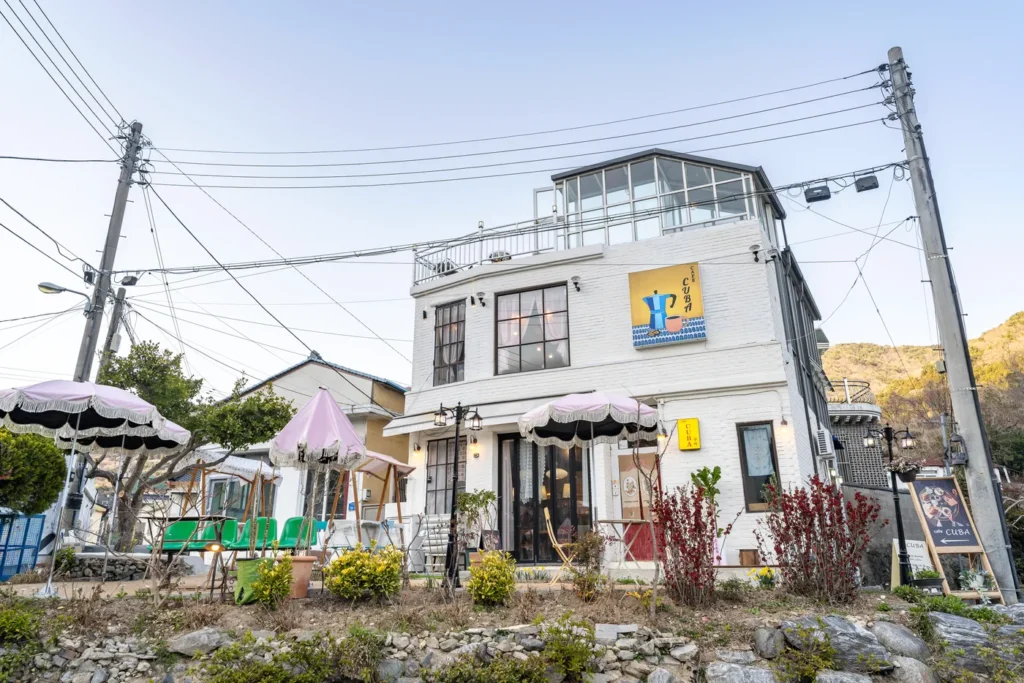 진해 여좌천 끝까지 걸어가면 볼 수 있는 카페이다. 정상영업중이다.