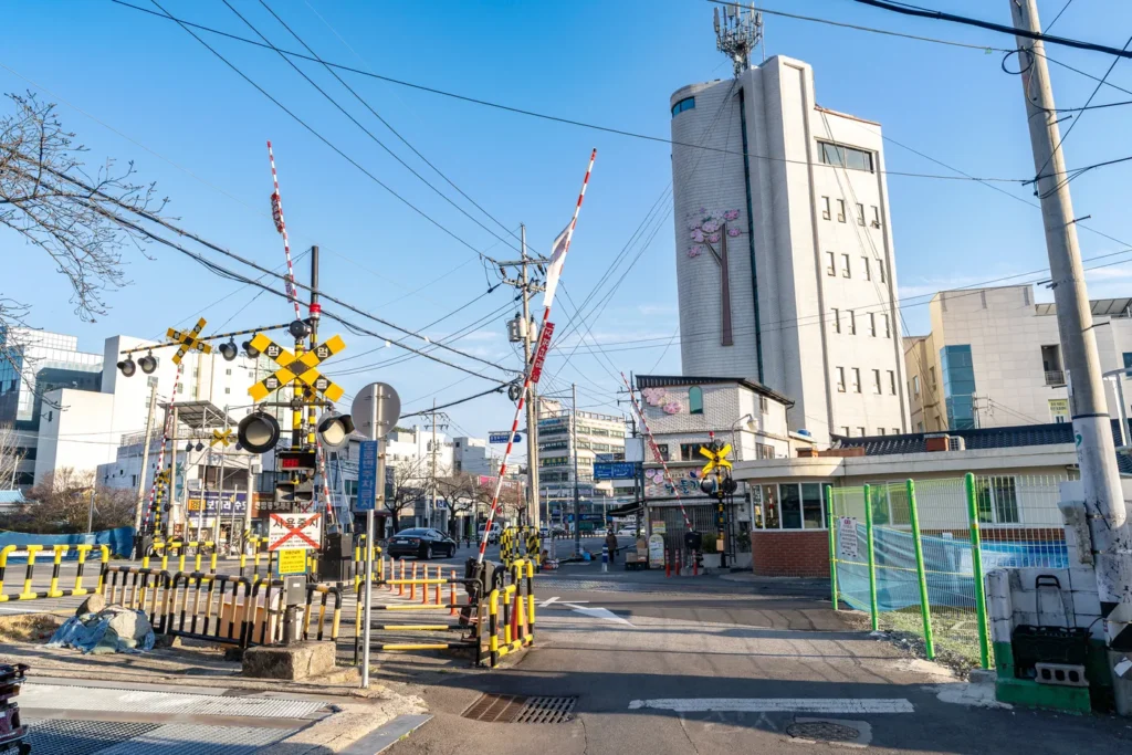 경화역가는 길이다. 기차 신호등은 작동하지 않는다.