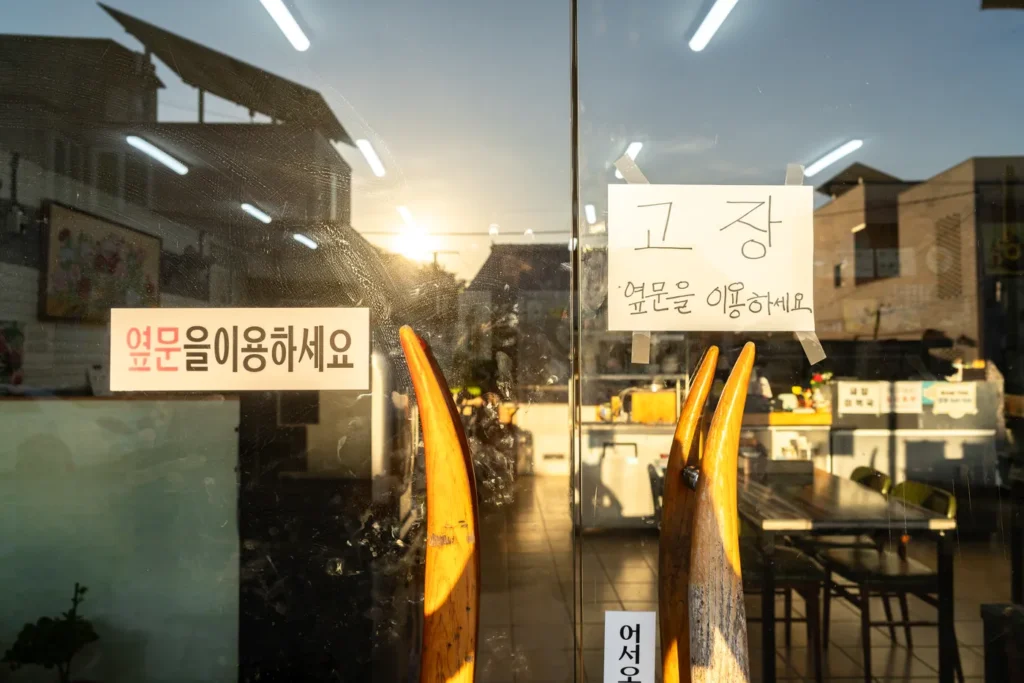 뭔가 재밌는 문. 좌측이 현재 사용이 가능하다
