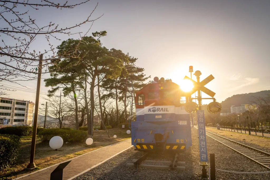 경화역에 전시용으로 비치된 코레일 기차이다.