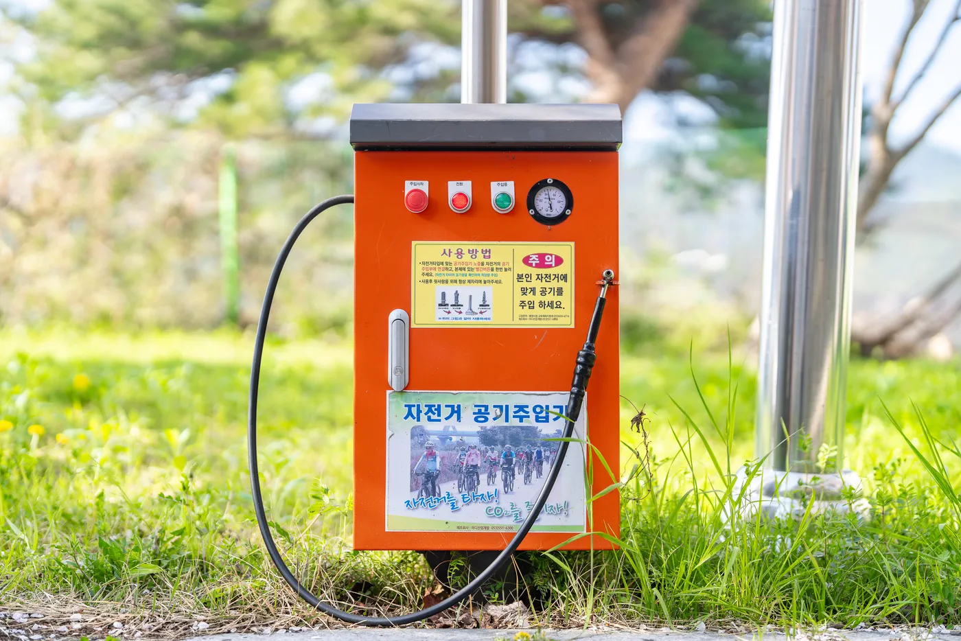 실제로 자전거 라이딩을 오는 사람이 많아서 타이어 공기 주입기도 하나 비치되어 있다.