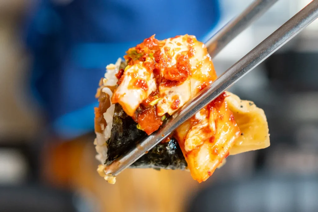겉절이와 함께 꼬마김밥