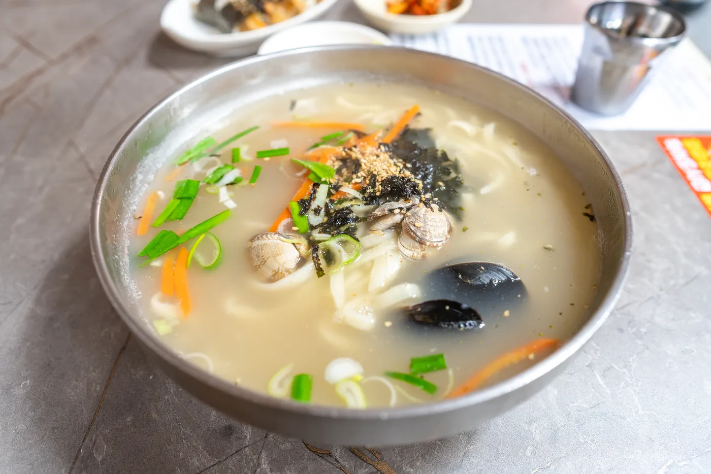 기본 메뉴 충무 칼국수