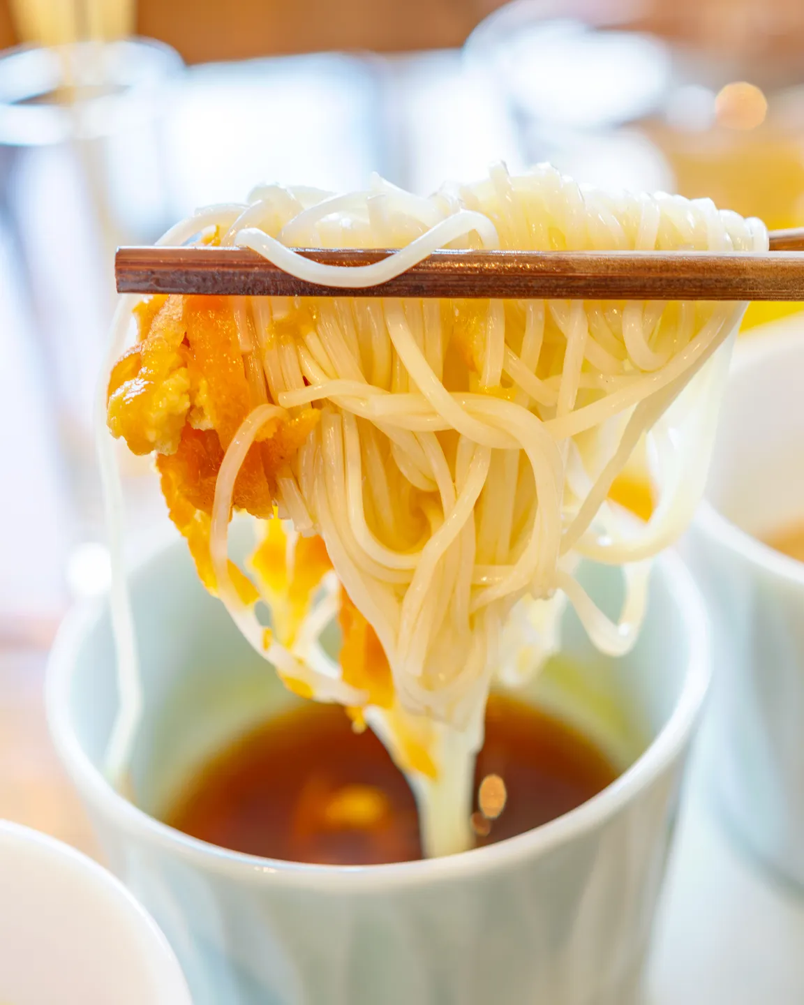 Sauce mit feinen Karottenstreifen