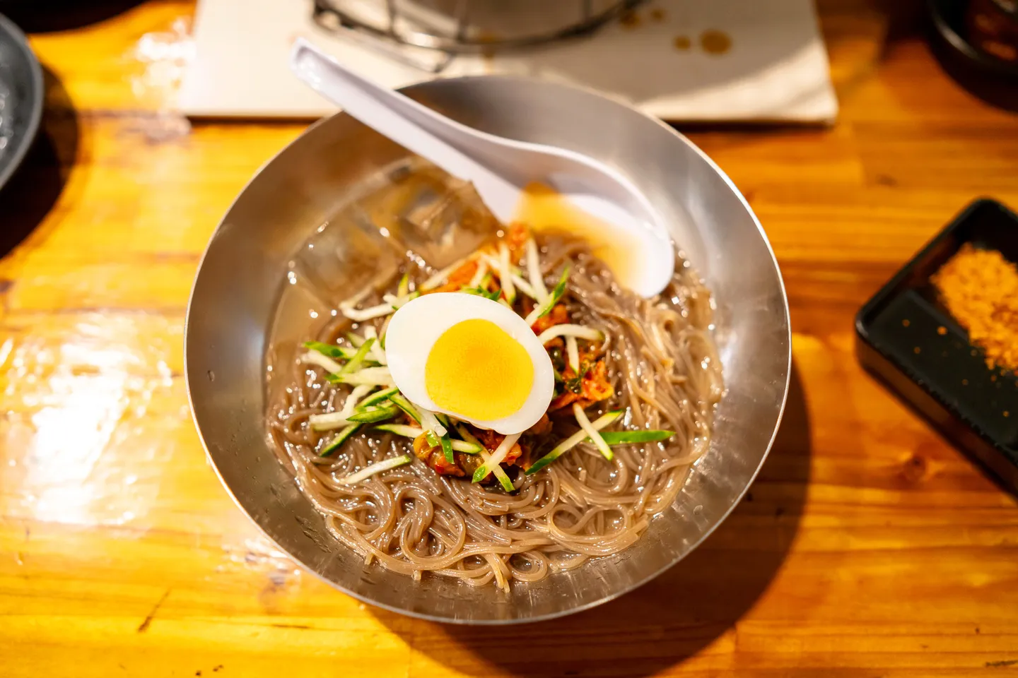 한국식 비빔냉면 하지만 맛은 일본 현지에 맞춰져서 맵지 않다
