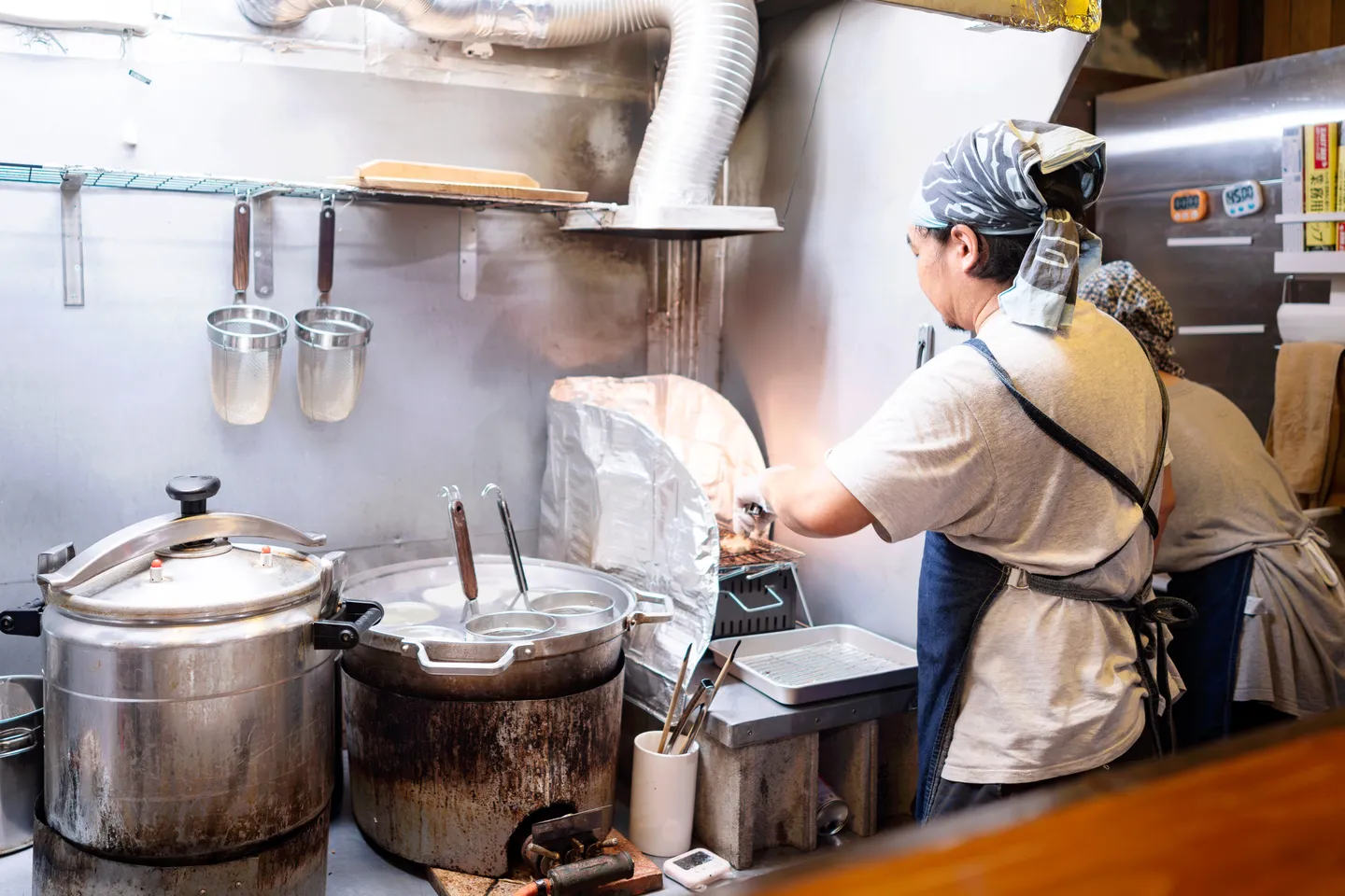 Le chef qui fait griller la viande