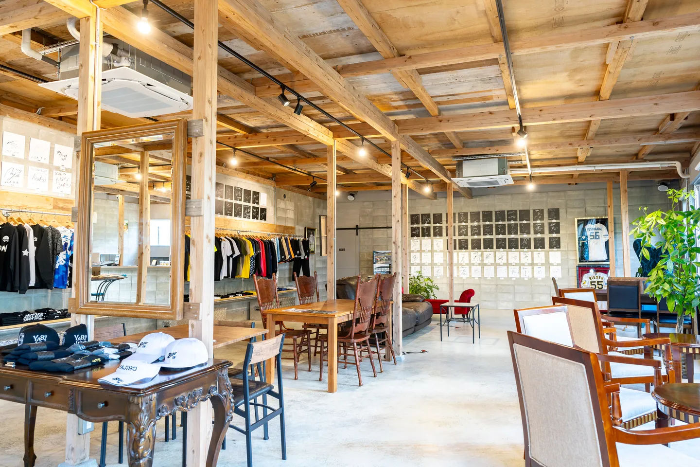 Für ein Café auf Okinawa ist der Innenraum überraschend geräumig.