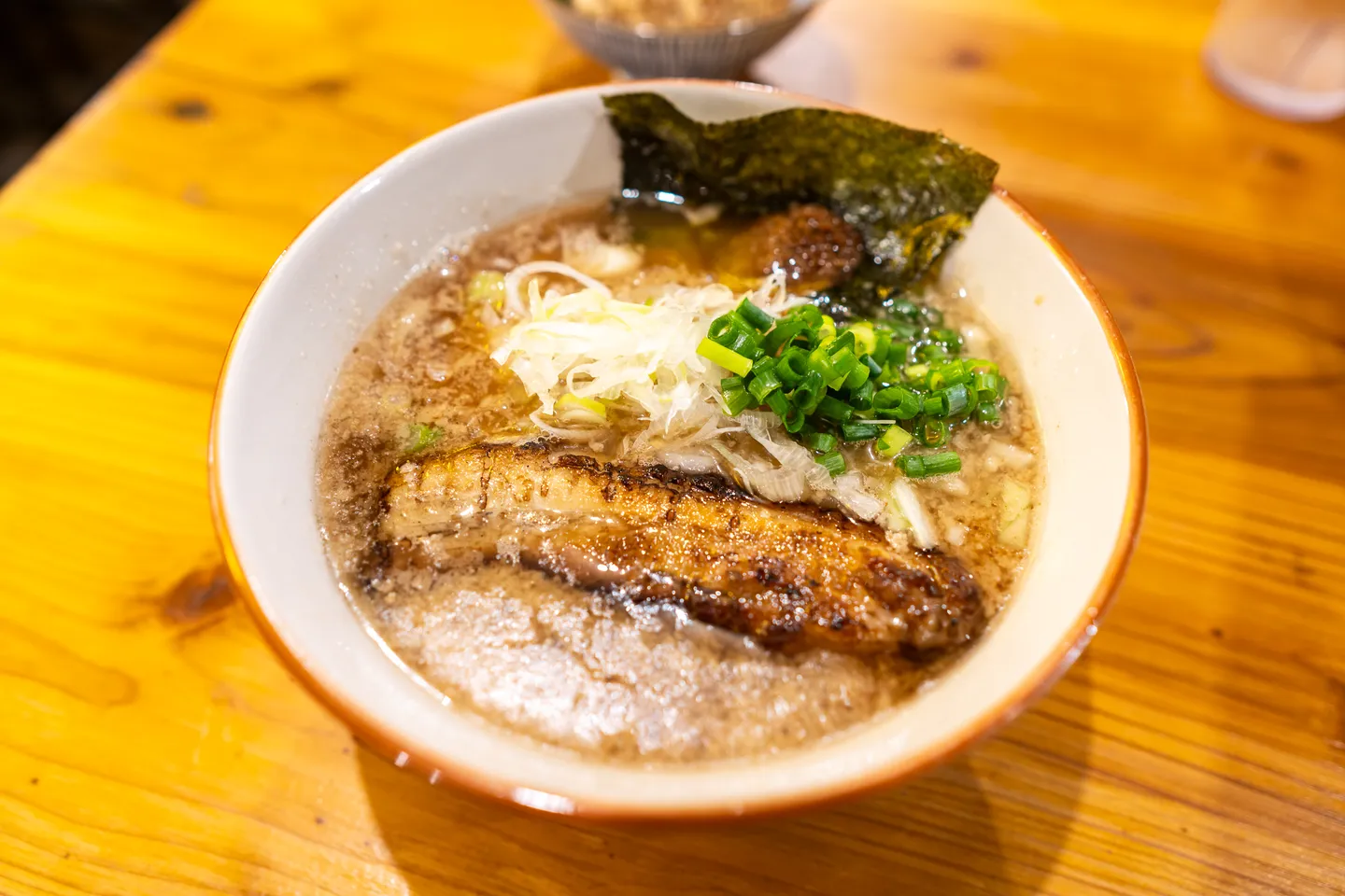 Un autre Ramen garni de viande.