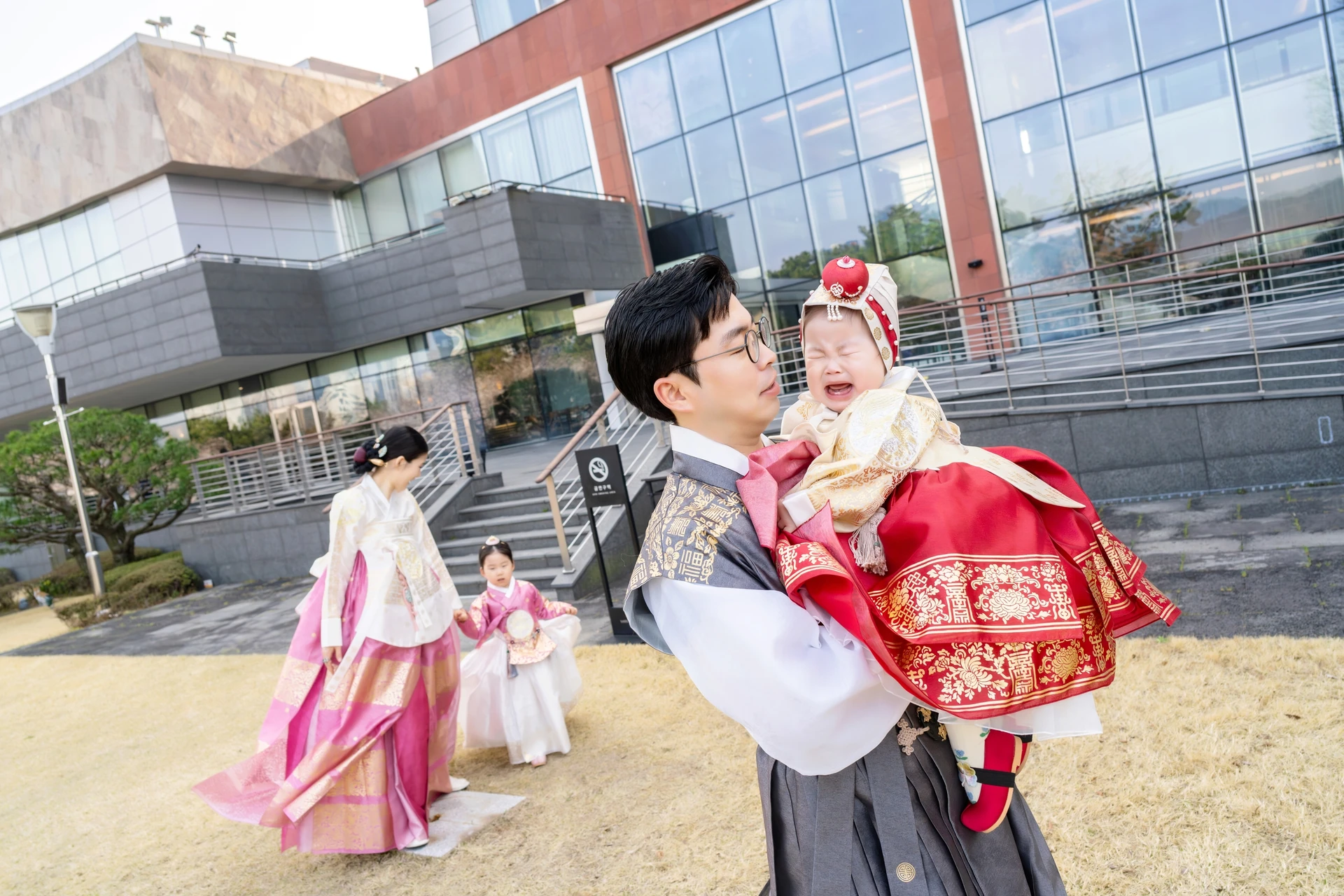 촬영을 시작하는 아기와 가족
