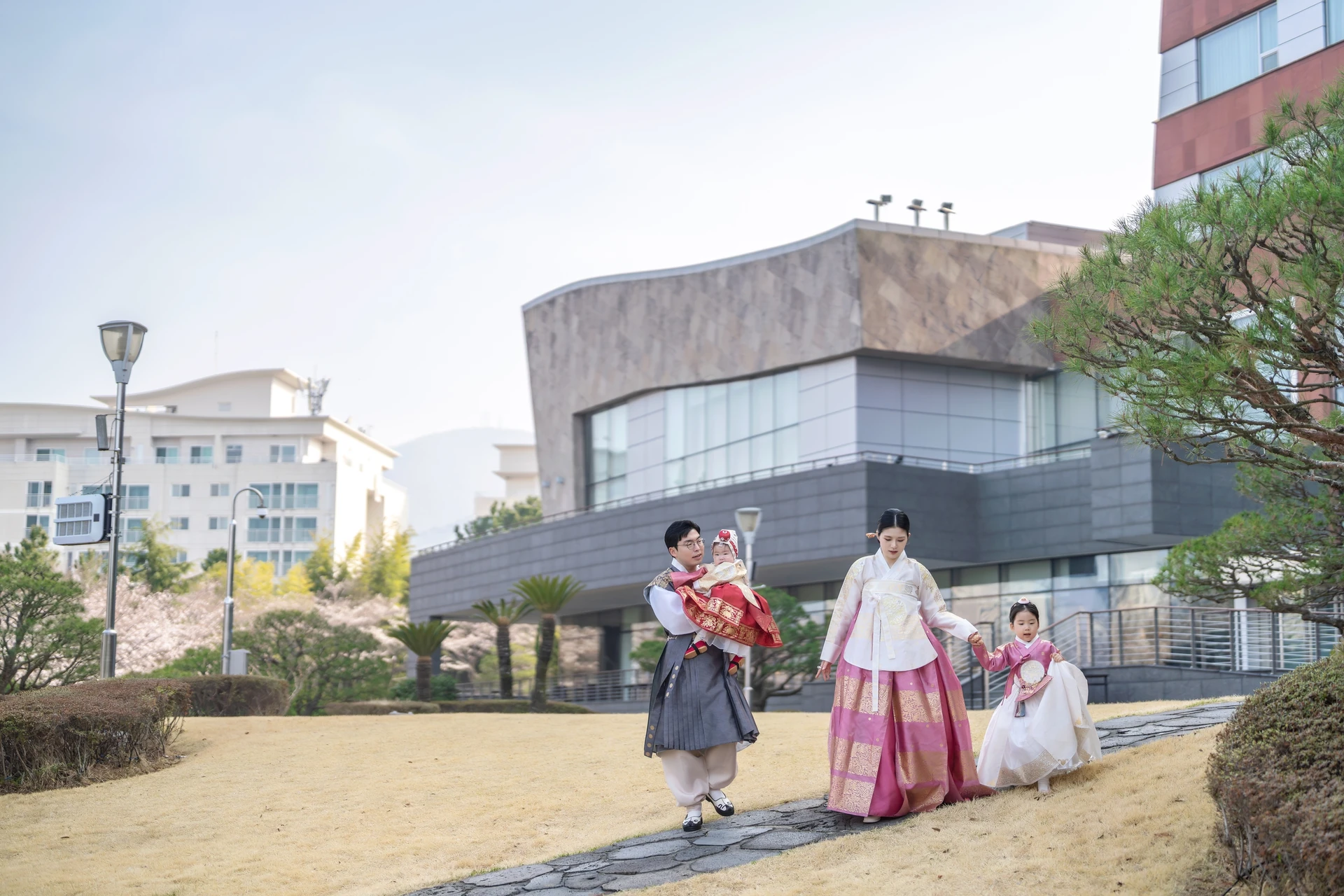 벚꽃이 핀 길을 따라 이동하는 모습