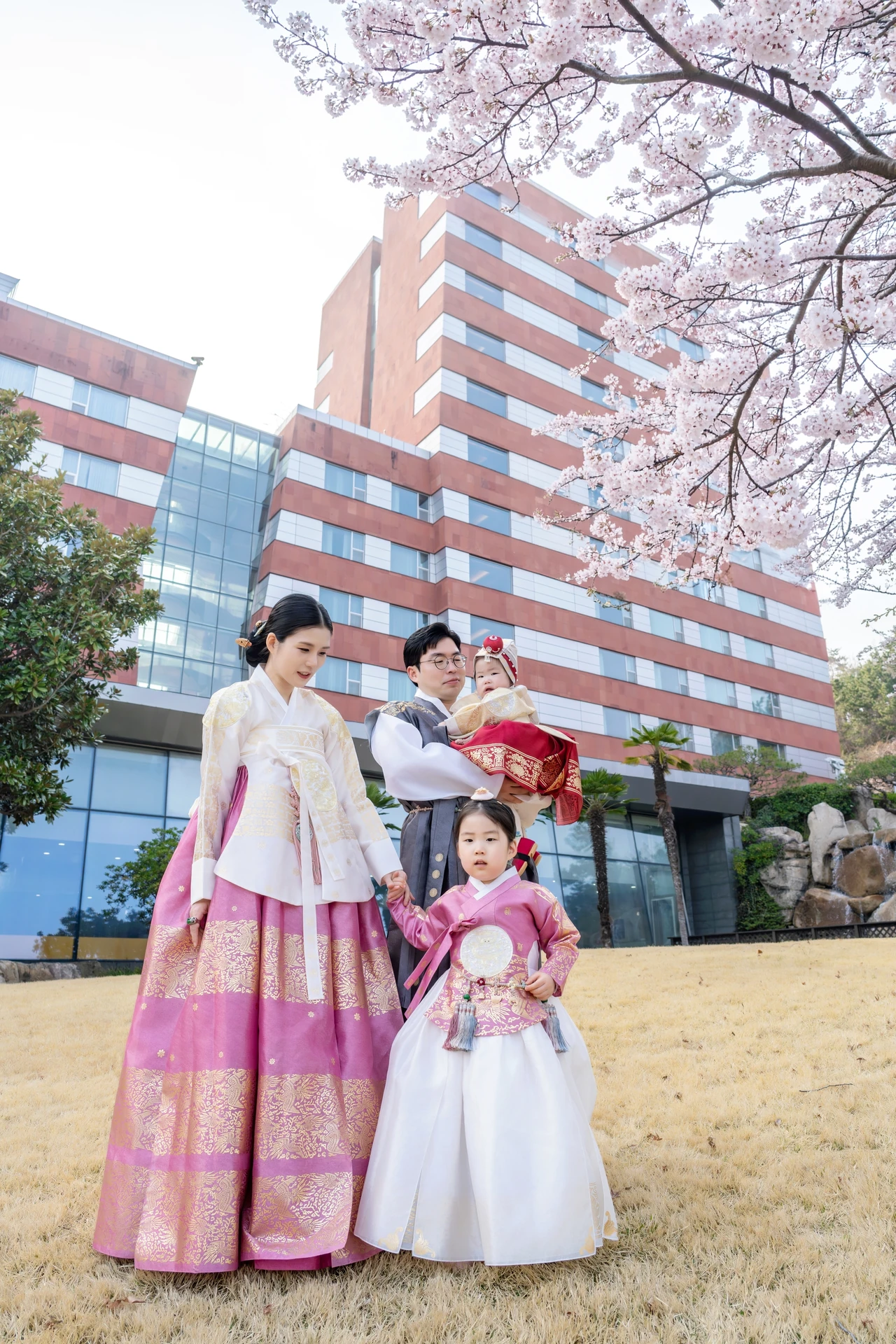 삼성호텔을 배경으로 선 아기