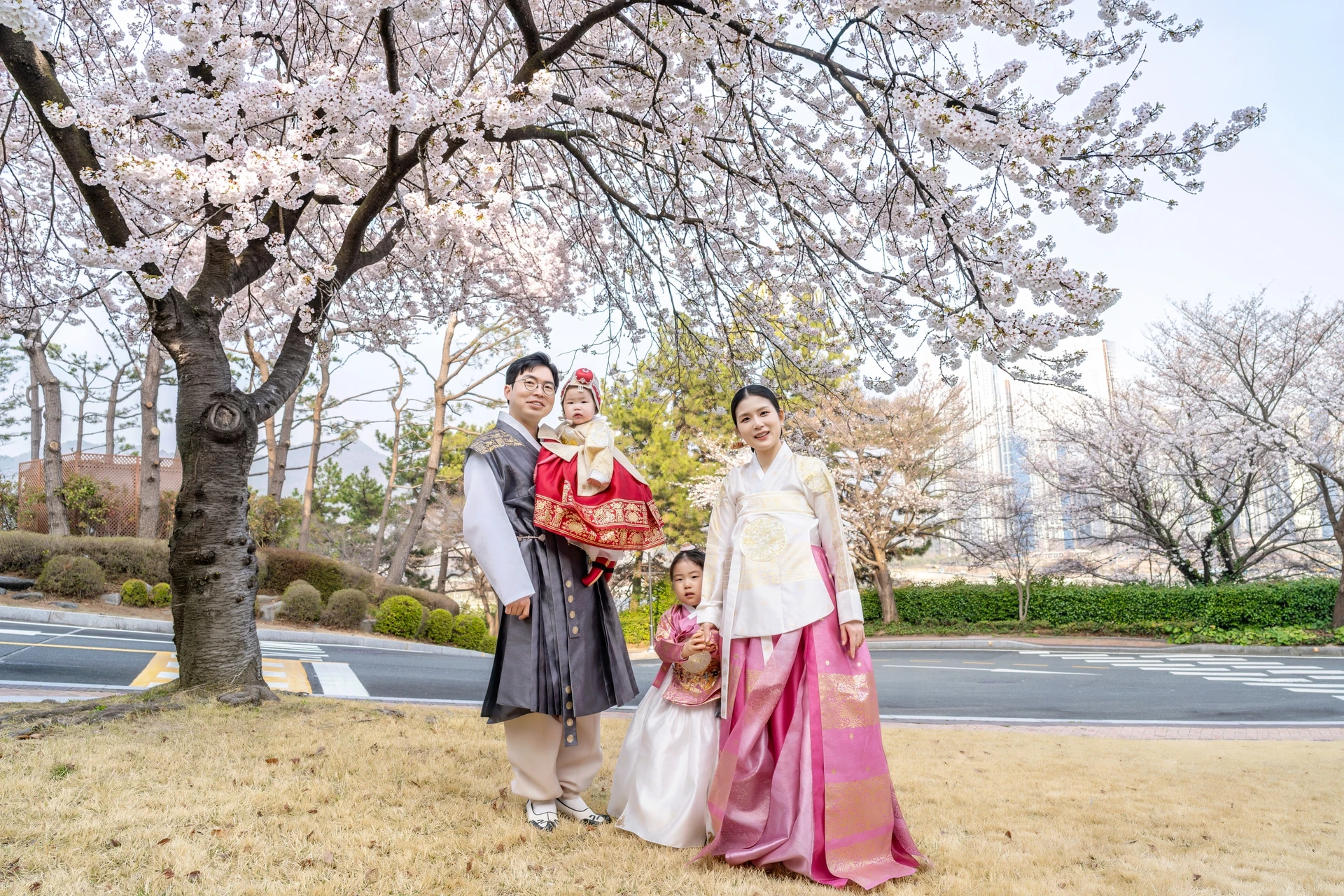카메라를 함께 바라보는 가족 사진
