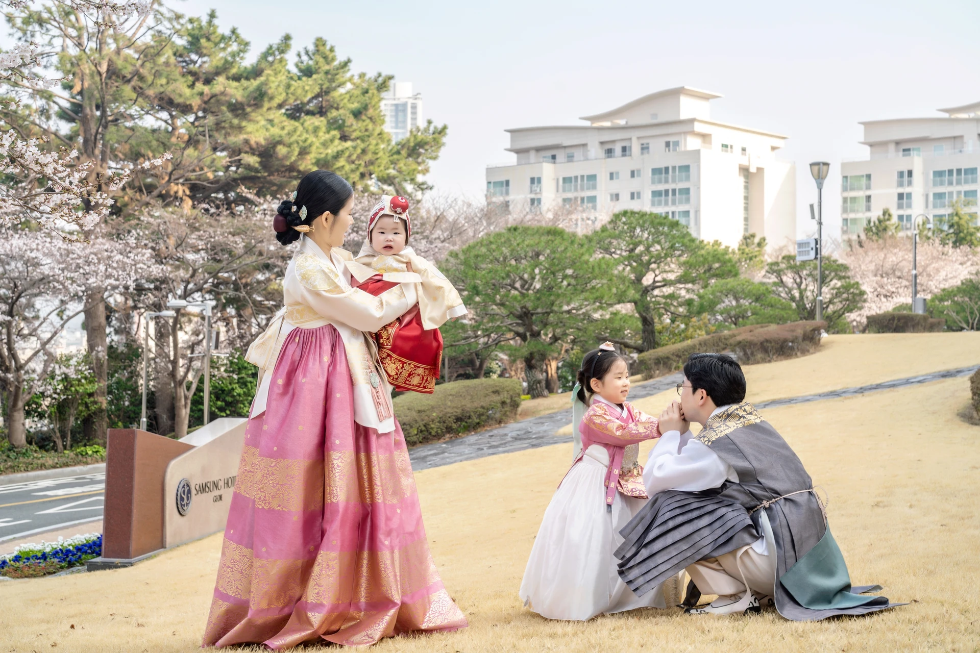 이동 전에 잠깐 옷매무새를 정리하는 모습