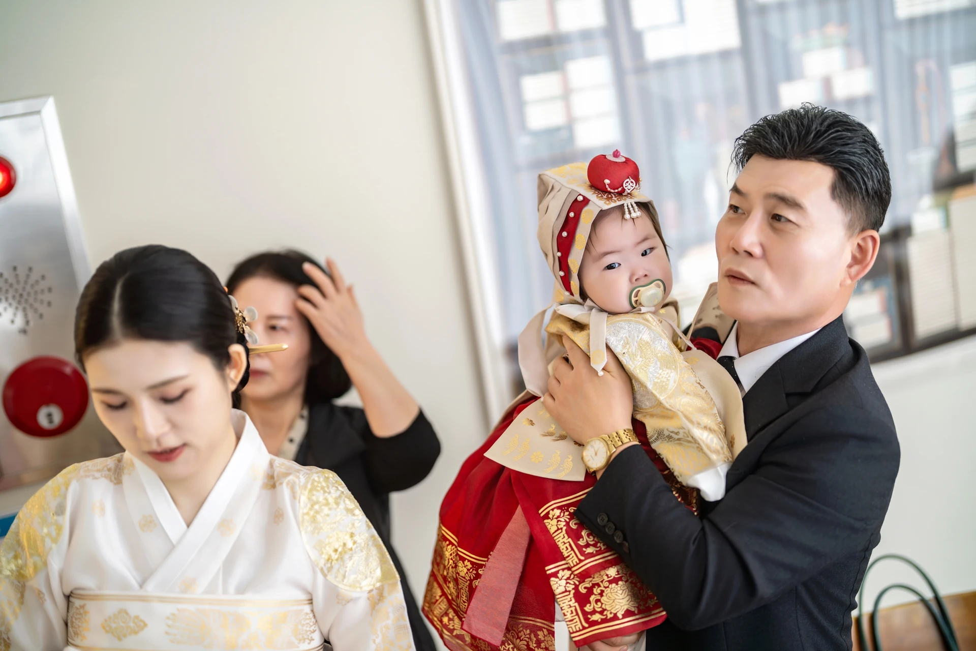 할아버지와 함께 있는 아기