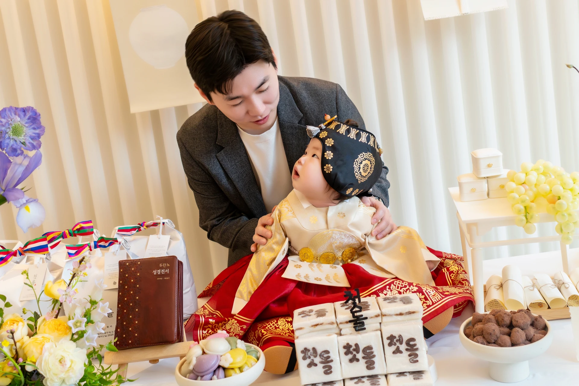 카메라를 보지 않고 자연스럽게 있는 아기