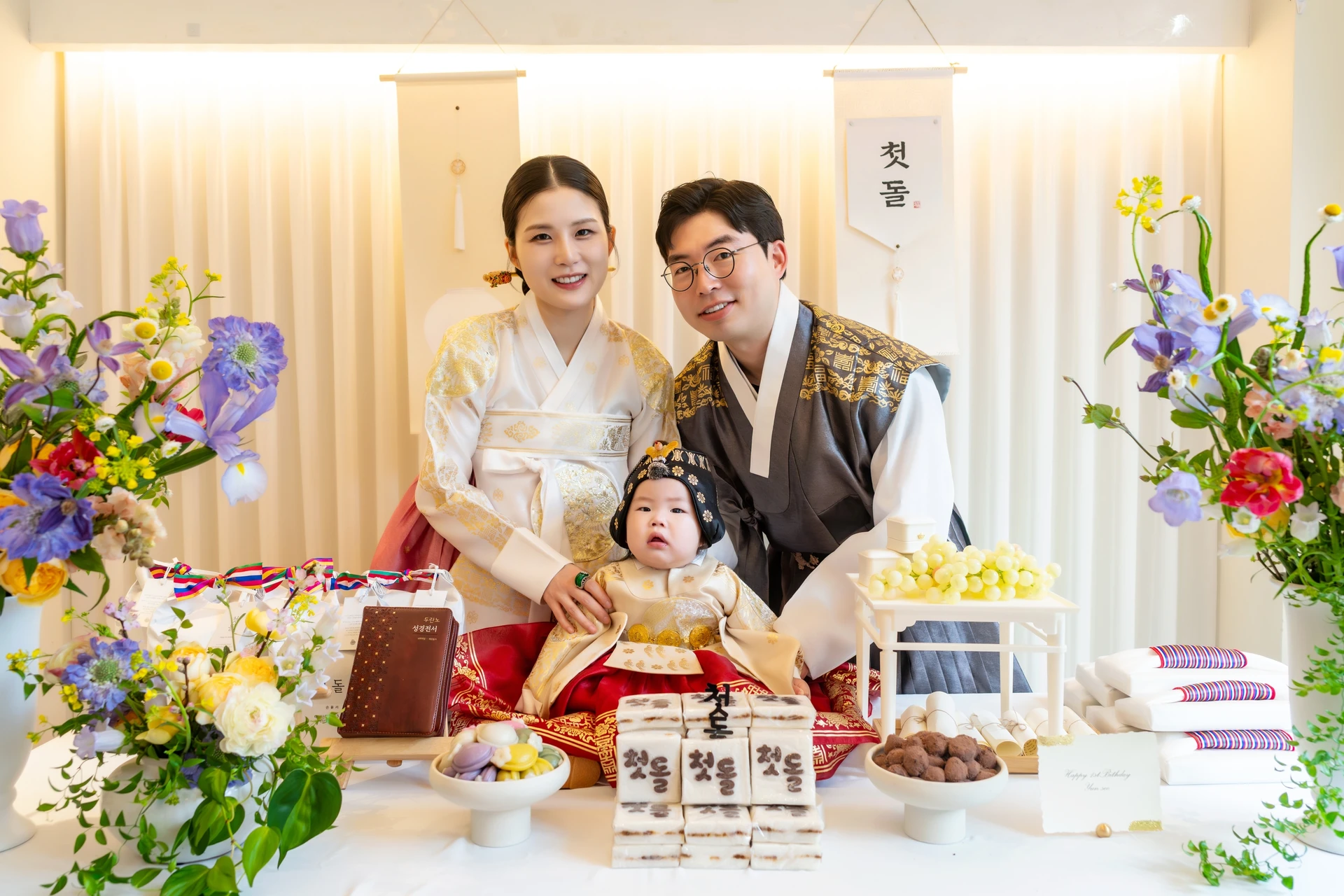 돌상 촬영을 마치기 전 부모와 다시 찍은 사진