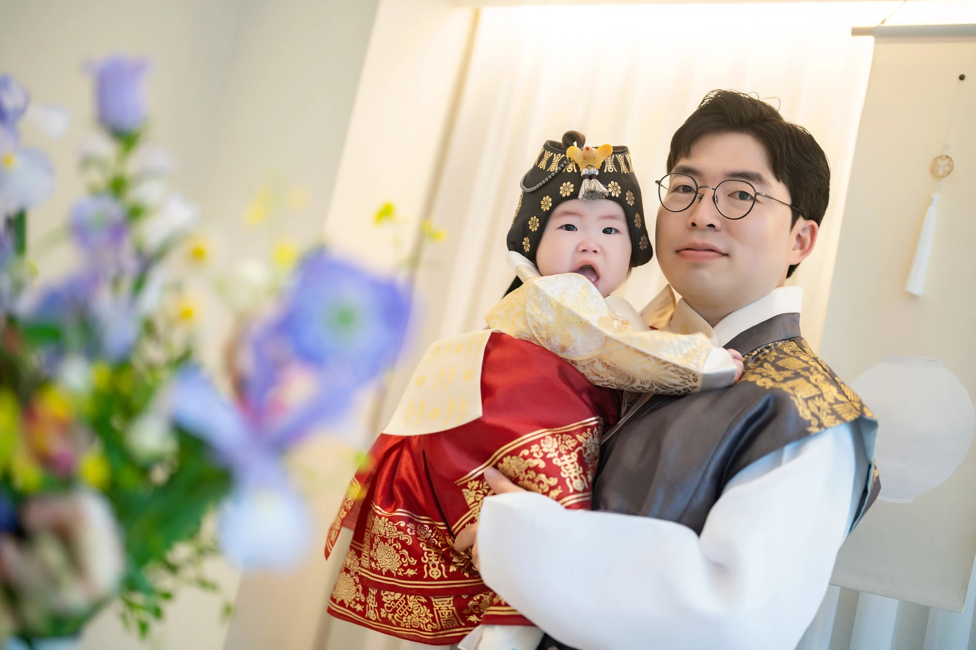 아빠와 함께 있는 아기