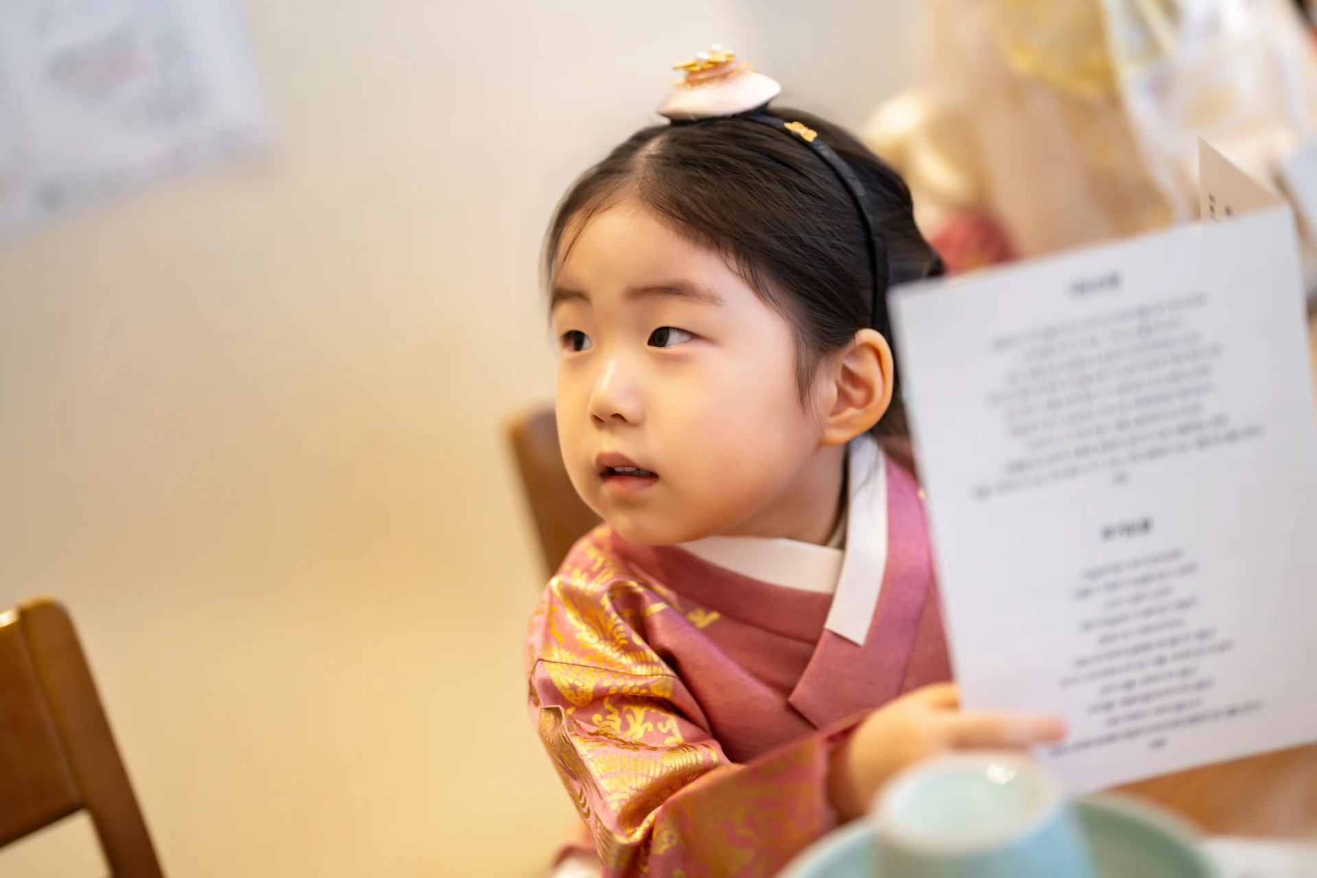 빔 프로젝터로 영상을 보는 모습