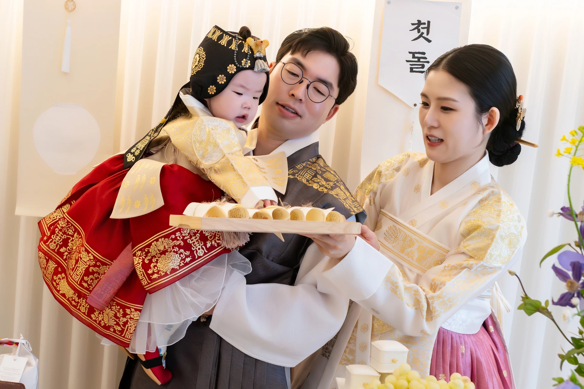 돌잡이에서 성경 말씀이 적힌 두루마리를 고르는 아기