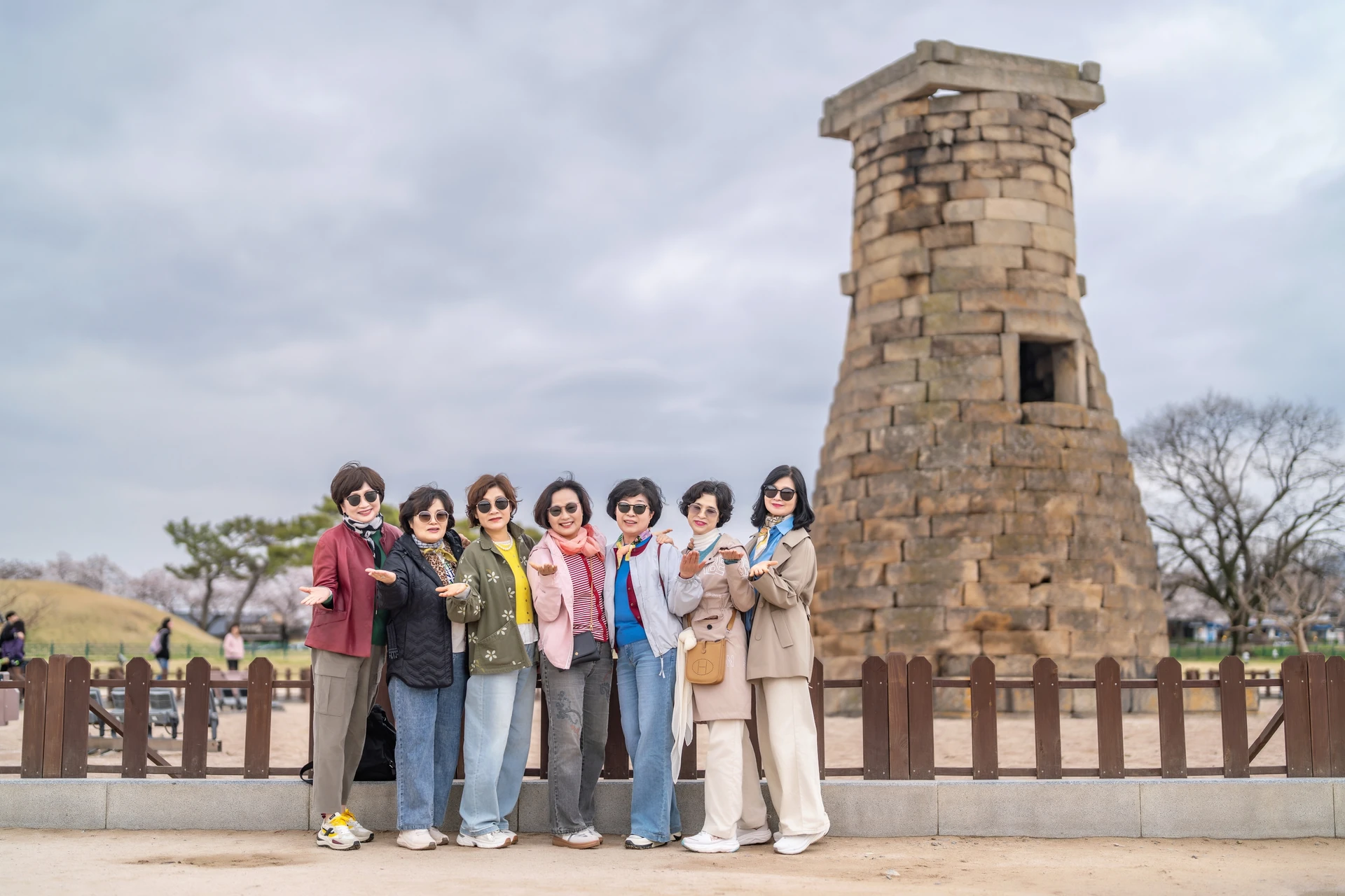 첨성대 앞에 나란히 선 부모님들