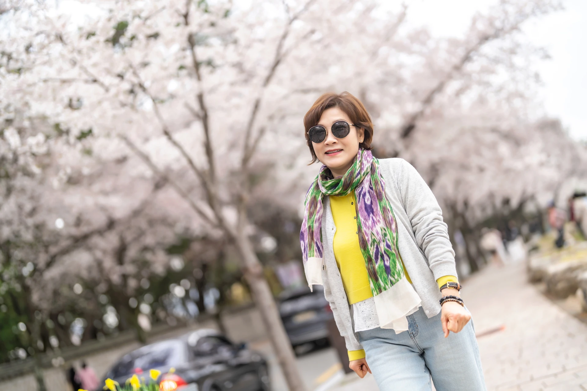 벚꽃길에서 스카프를 두른 독사진