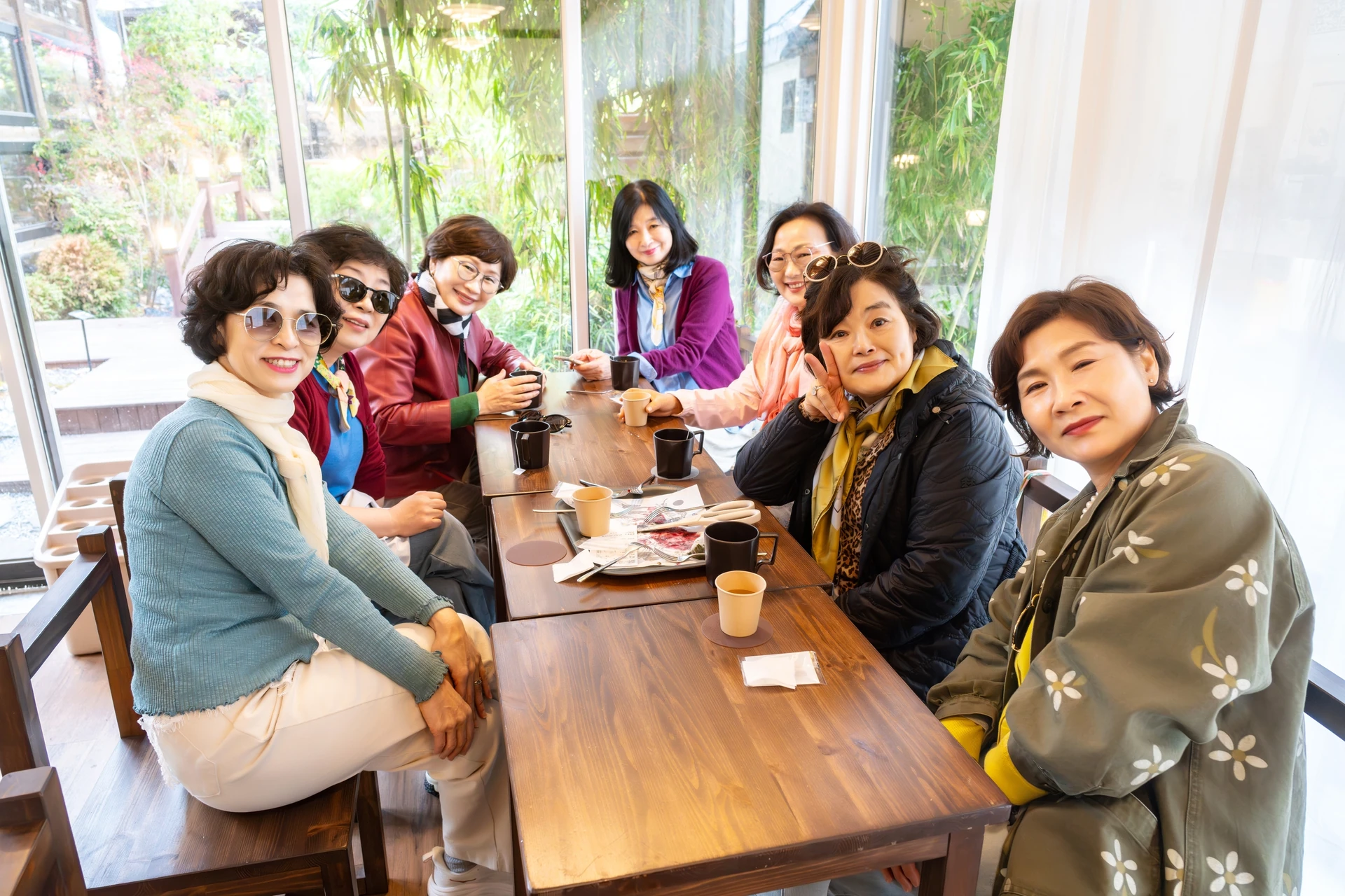 카페 테이블에 둘러앉은 부모님들