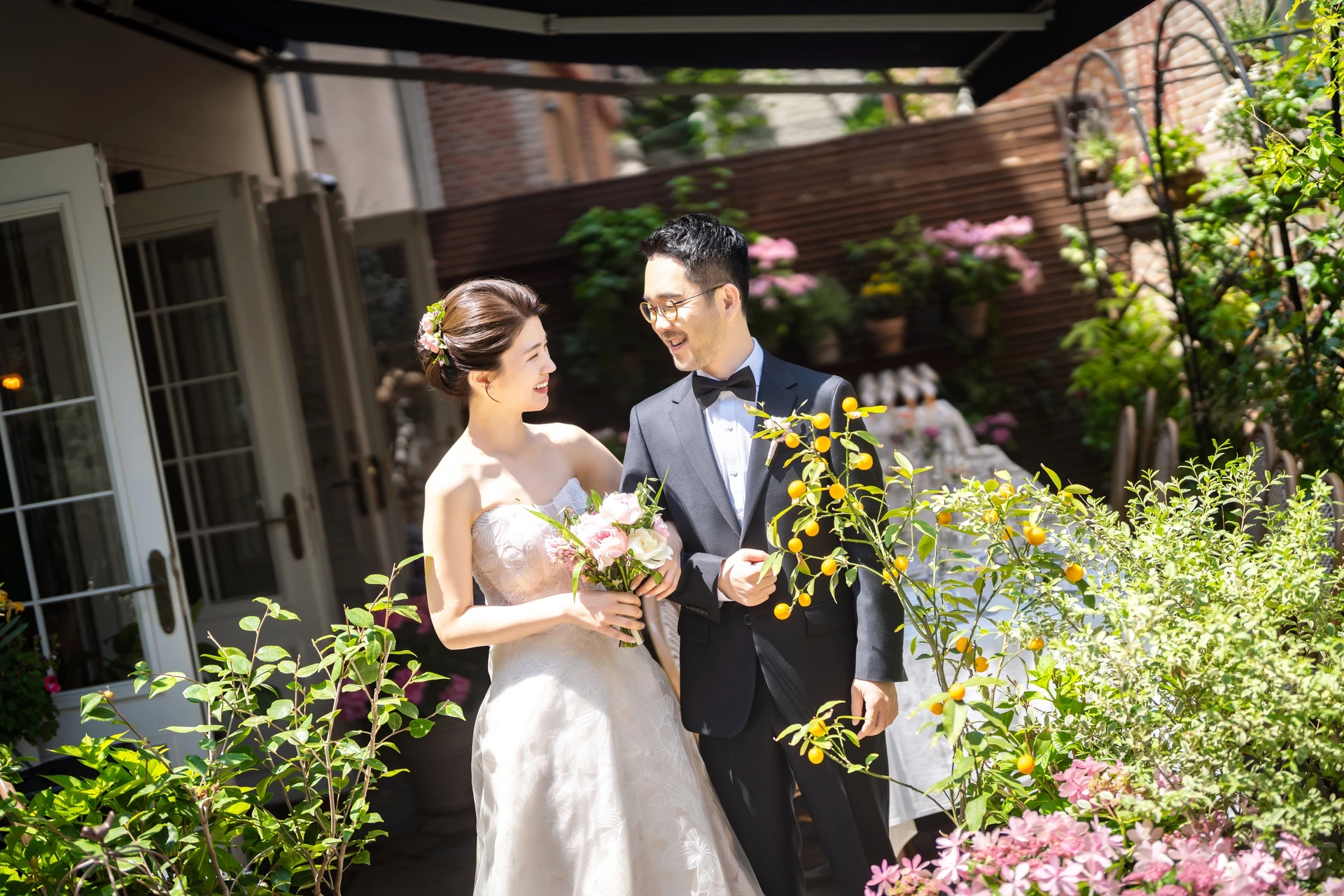 연출이 거의 없는 자연스러운 컨셉의 웨딩스냅