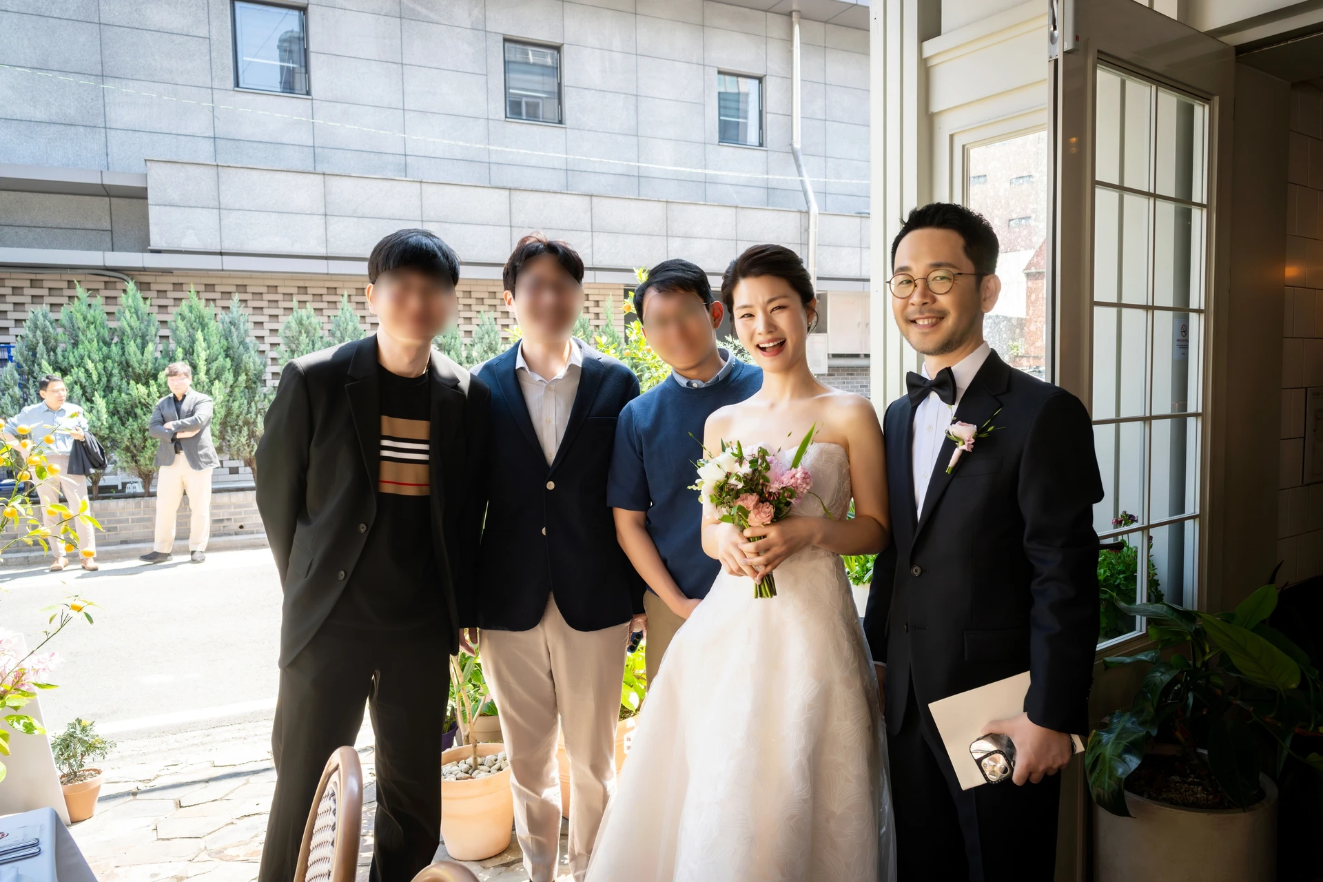 직장 동료와 함께 찍는 본식 스냅 사진